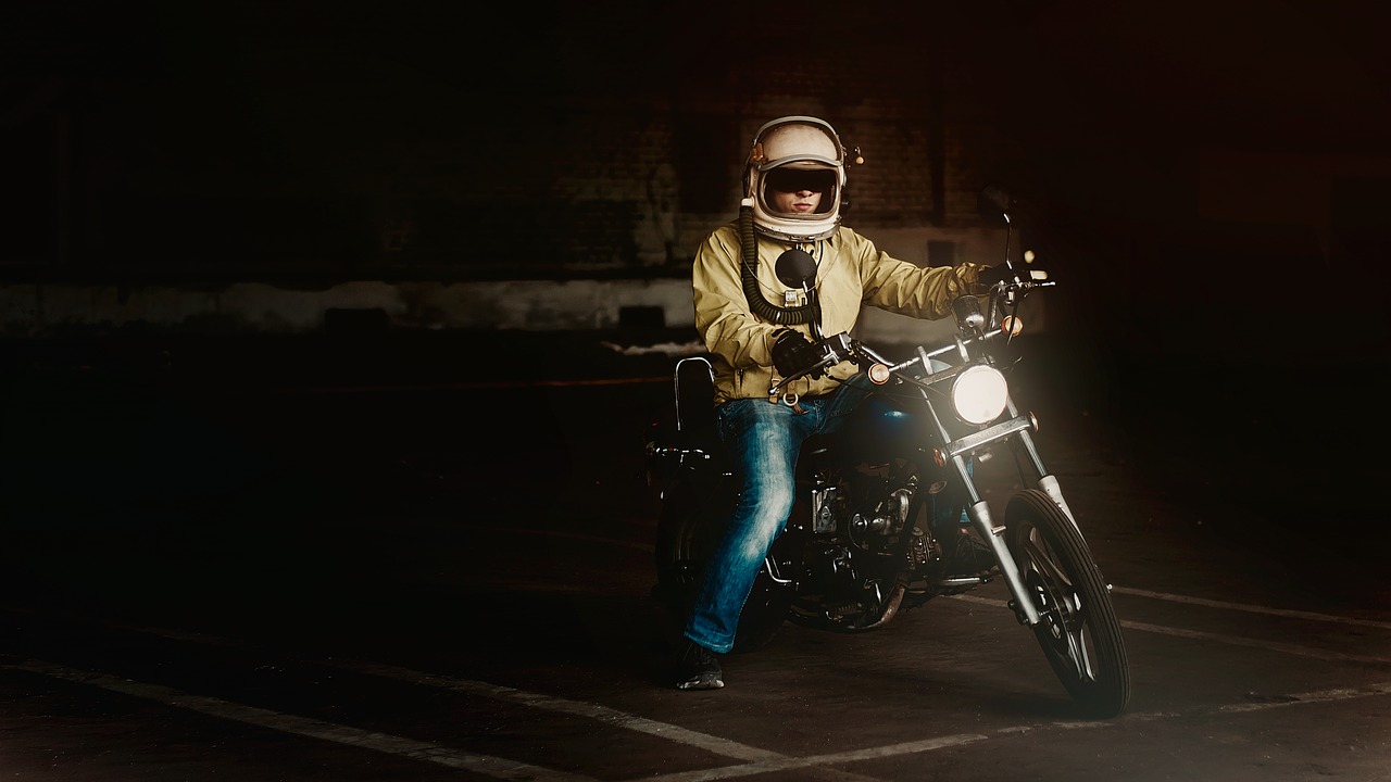Pourquoi porter des lunettes de soleil à moto ? - Moto Mania